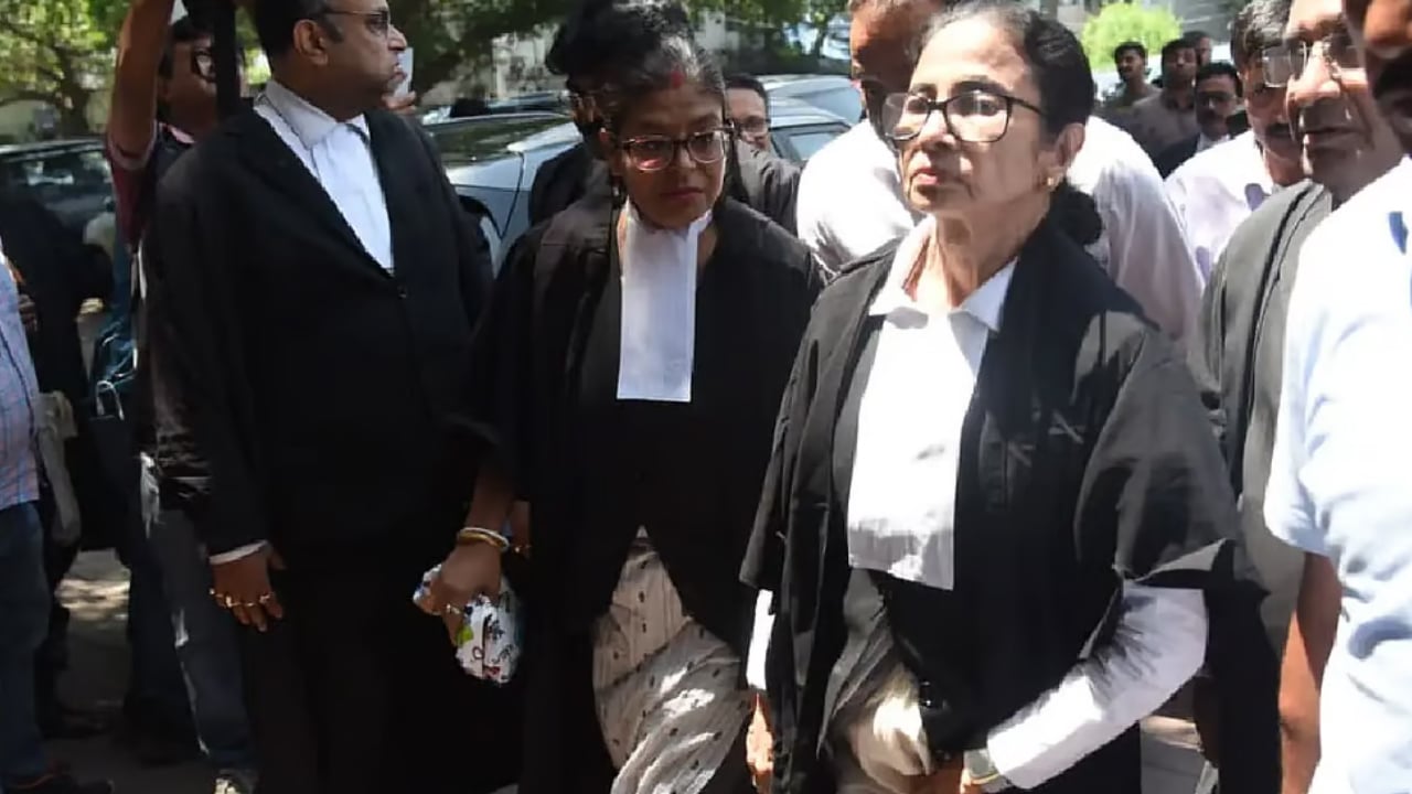 আইনজীবীর পোশাকে আদালতে মমতা, লড়বেন নির্বাচনী সহিংসতার মামলা