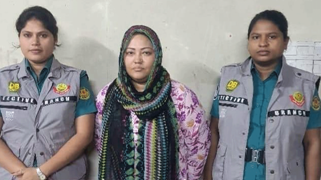 কাঠগড়ায় নিশ্চুপ ছিলেন মমতাজ