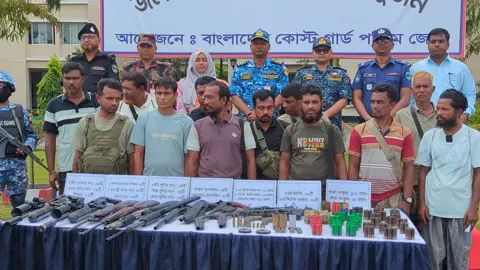 সুন্দরবনে নানা ভাই বাহিনীর প্রধানসহ ১২ বনদস্যুর আত্মসমর্পণ