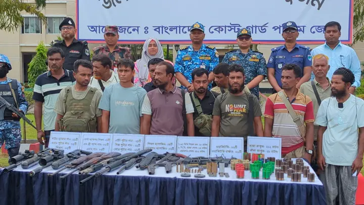 সুন্দরবনে নানা ভাই বাহিনীর প্রধানসহ ১২ বনদস্যুর আত্মসমর্পণ