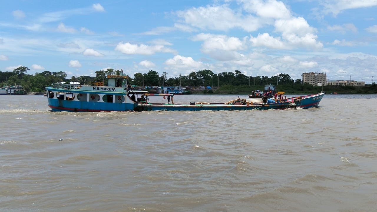 মোংলায় গুঁড়ি গুঁড়ি বৃষ্টি, বৈরী আবহাওয়ায় উত্তাল উপকূল