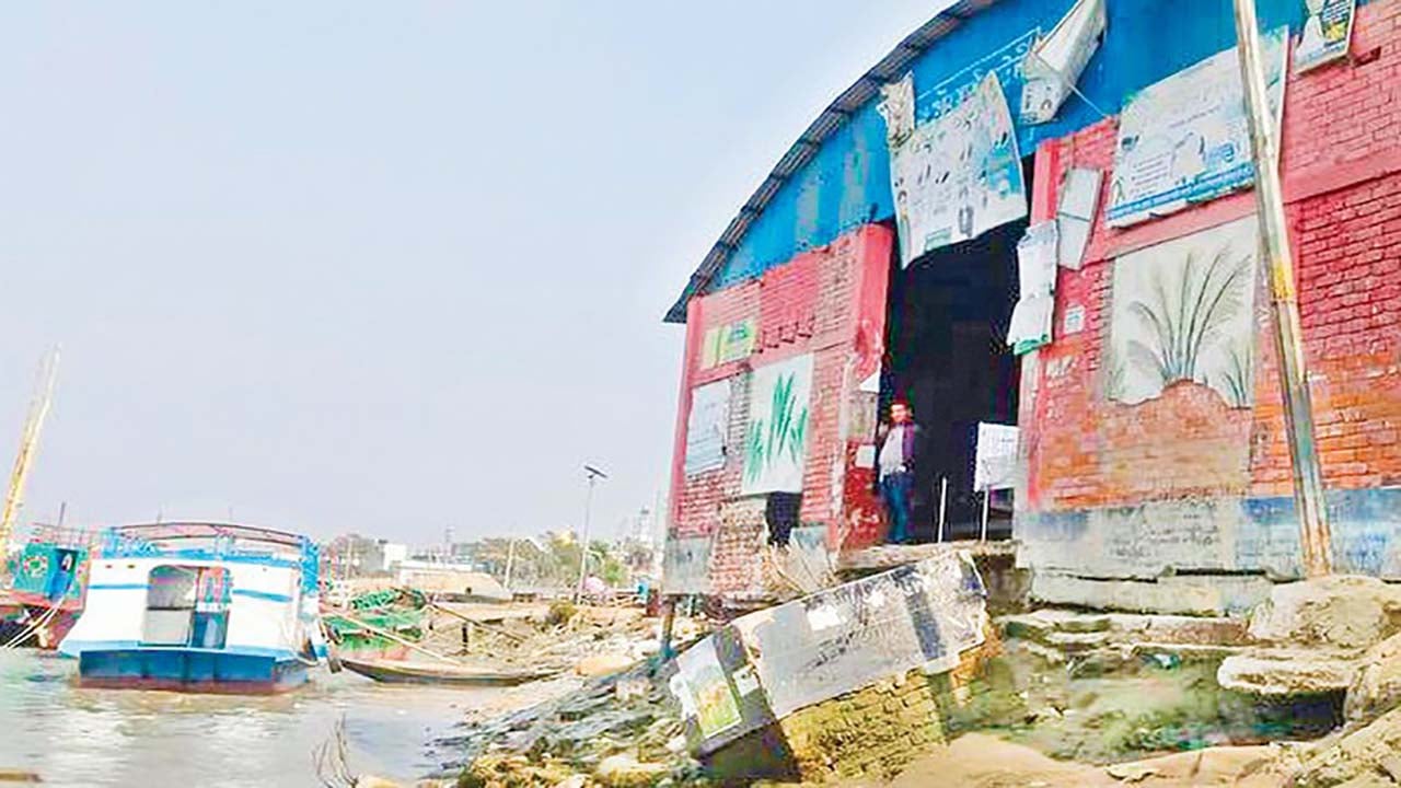 পশুর নদের ভাঙনে বিলীন মামার ঘাট, ভোগান্তিতে মানুষ