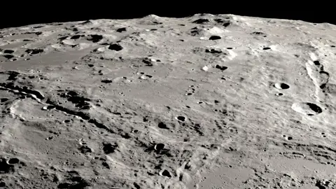 চাঁদের মাটিতে মিলতে পারে ভিনগ্রহের সভ্যতার চিহ্ন