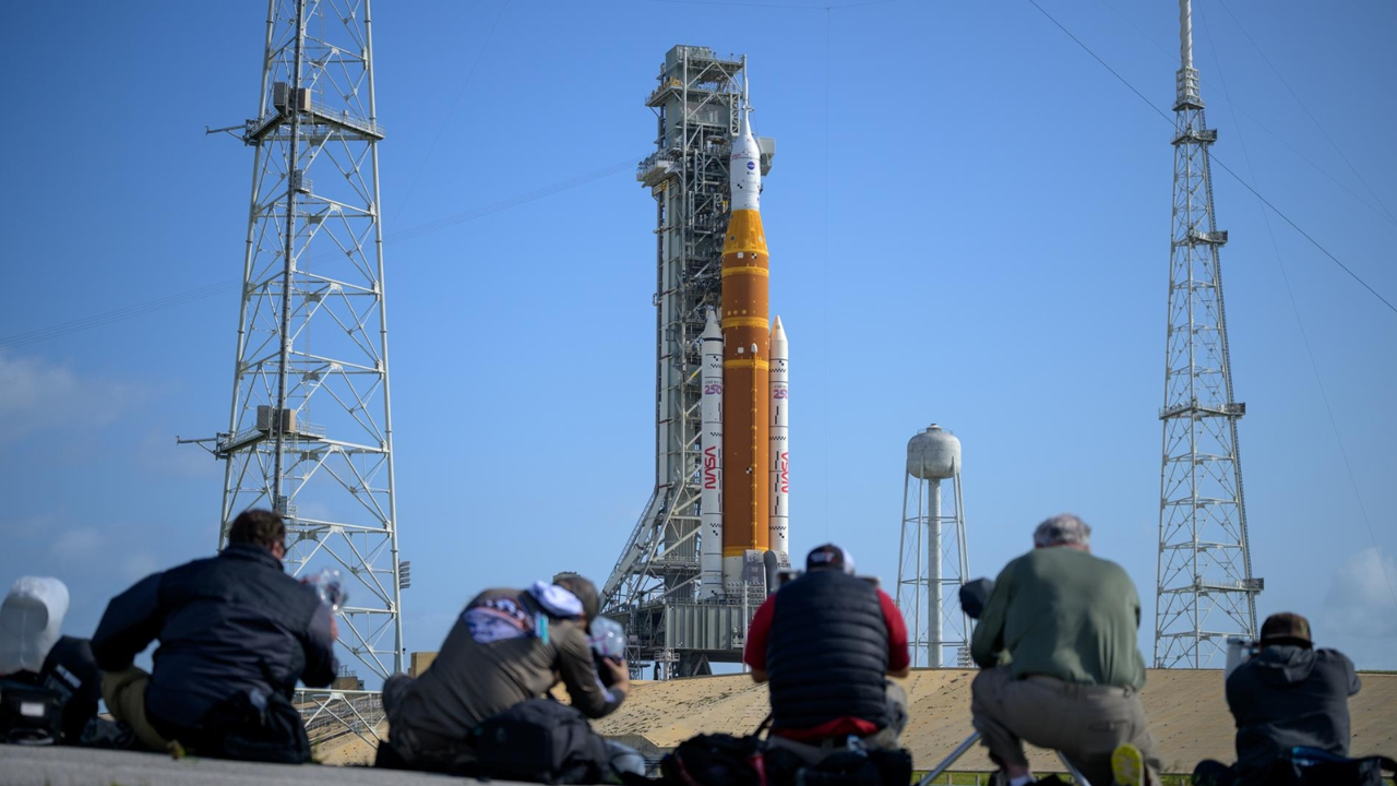 ৫৪ বছর পর চাঁদের পথে মানুষ: আর্টেমিস-২ মিশন উৎক্ষেপণ সম্পন্ন
