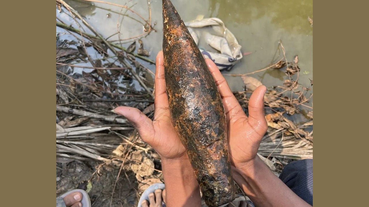 খাল খননের সময় মিলল মর্টার শেল, এলাকাজুড়ে  
আতঙ্ক