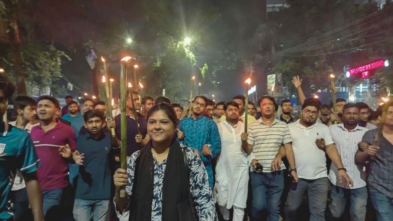 তিস্তা মহাপরিকল্পনার বাস্তবায়নের দাবিতে জবি শিক্ষার্থীদের মশাল মিছিল