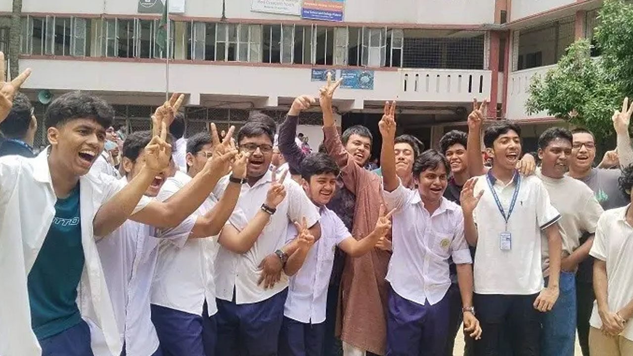 মতিঝিল আইডিয়াল স্কুলে বাদ্যযন্ত্র বাজিয়ে উৎসব, পাসের ৯৮.০২ শতাংশ
