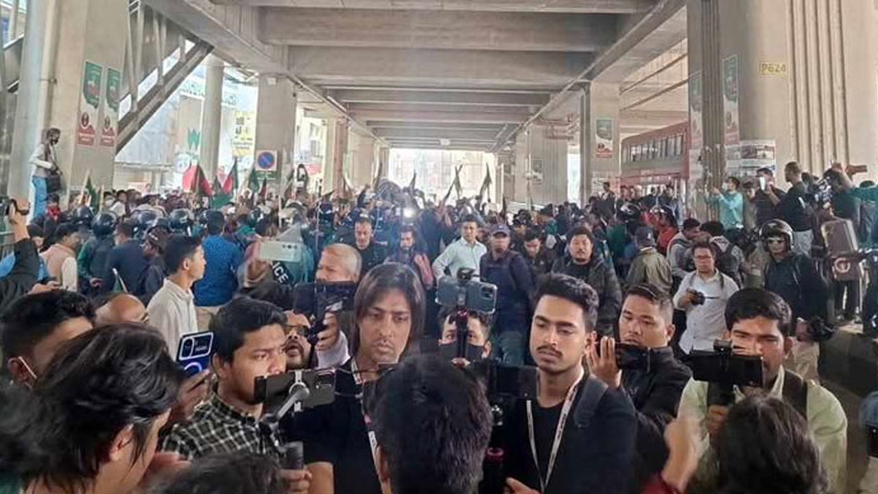 এনসিটিবির সামনে সংঘর্ষে সাংবাদিকসহ আহত ১৬