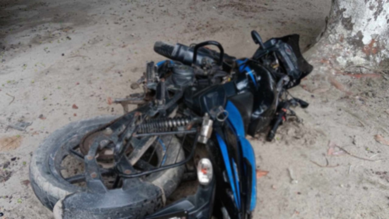 মোটরসাইকেল নিয়ন্ত্রণ হারিয়ে প্রাণ গেল পল্লী চিকিৎসকের