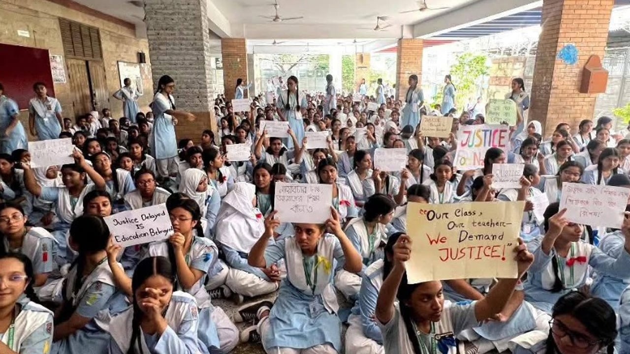 ভিকারুননিসার বরখাস্ত শিক্ষককে পুনর্বহাল দাবিতে শিক্ষার্থীদের বিক্ষোভ