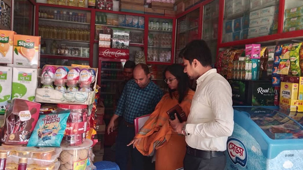 মৌলভীবাজারে অতিরিক্ত দামে পণ্য বিক্রি করায় জরিমানা