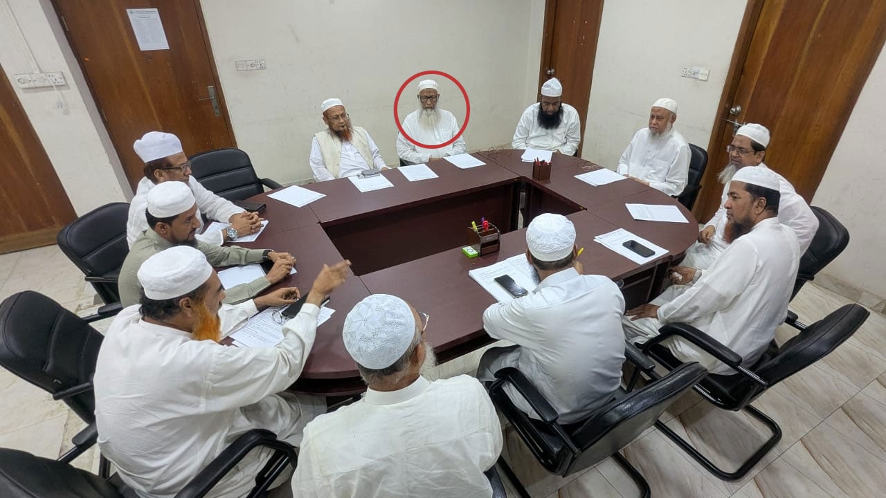 কওমি শিক্ষাবোর্ডের সভায় শাহবাগী গণজাগরণ মঞ্চের কুশীলব ফরীদ উদ্দীন মাসউদের ছায়া