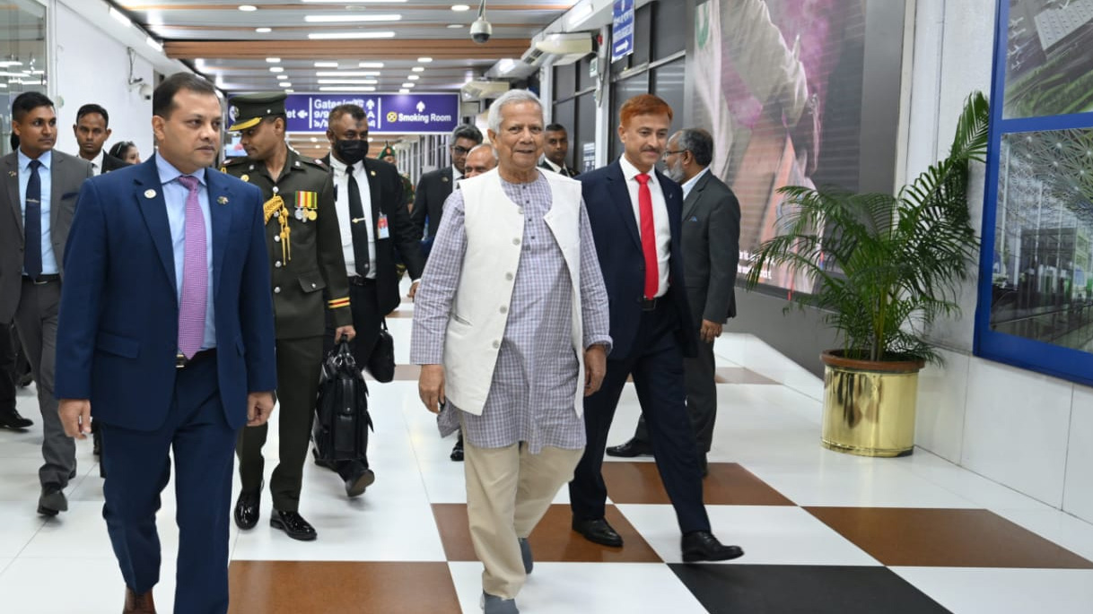 মালয়েশিয়া সফর শেষে দেশে ফিরেছেন প্রধান উপদেষ্টা
