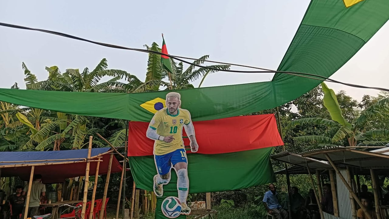 মুকসুদপুরে ৩৬০ ফুট পতাকায় ব্রাজিল ভক্তদের চমক