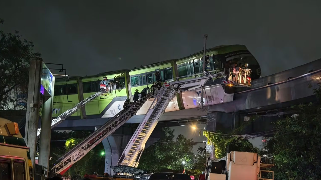 মুম্বাইয়ে বিকল দু’টি মনোরেল, উদ্ধার ৮০০ যাত্রী