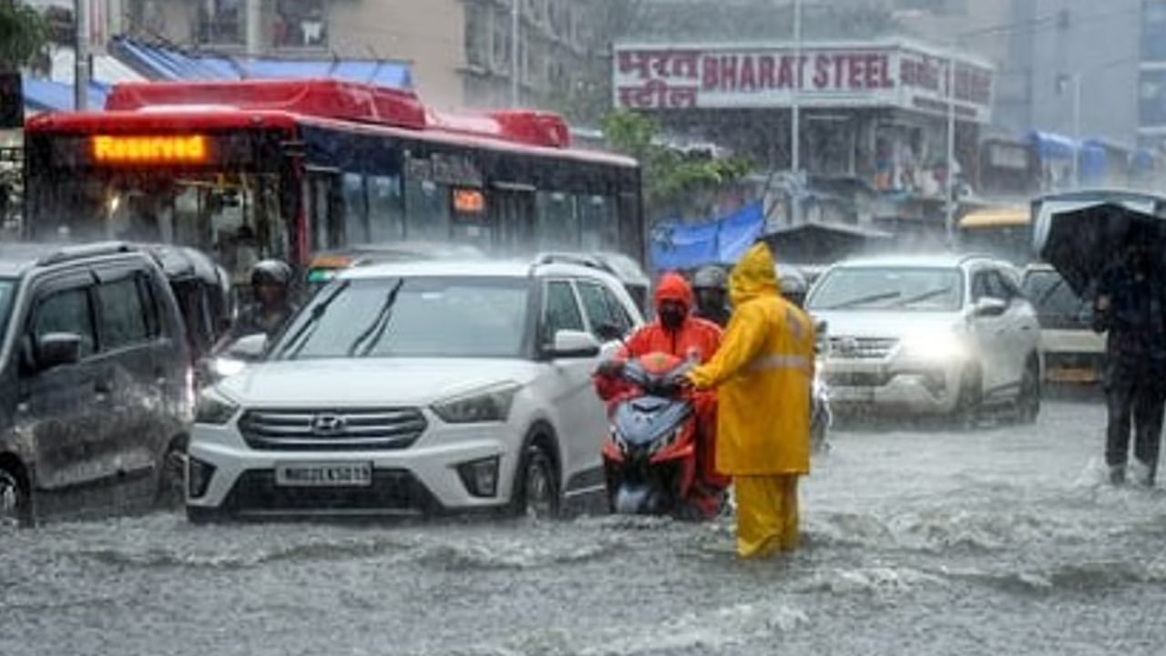 মুম্বাইয়ে রেড অ্যালার্ট, ঘরের বাইরে না যাওয়ার পরামর্শ