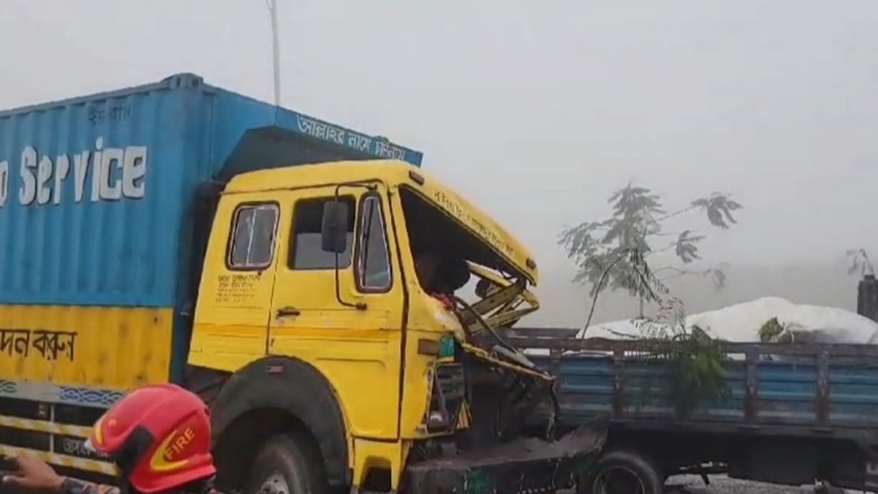 ঘন কুয়াশায় ৫ গাড়ির সংঘর্ষ, আহত ২০