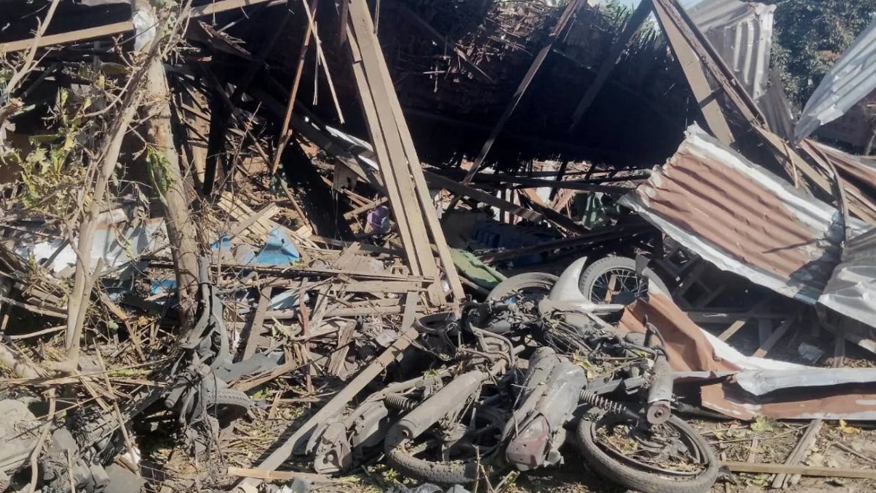 মিয়ানমারে হাসপাতালে জান্তা বাহিনীর বিমান হামলা, নিহত ৩১