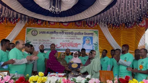 রাজকীয় আয়োজনে বিদায় সংবর্ধনা দেওয়া হলো শিক্ষিকাকে
