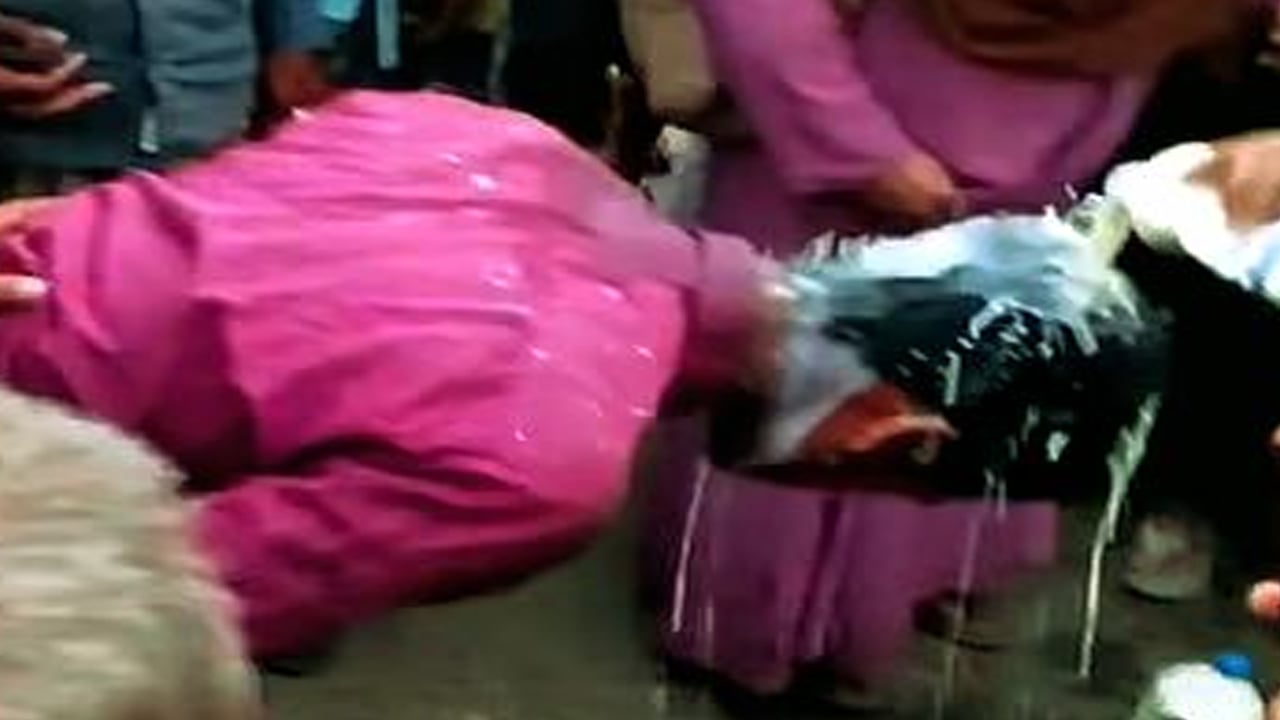 দুধে পানি মেশানোয় সেই দুধ ঢালা হলো বিক্রেতাদের মাথায়