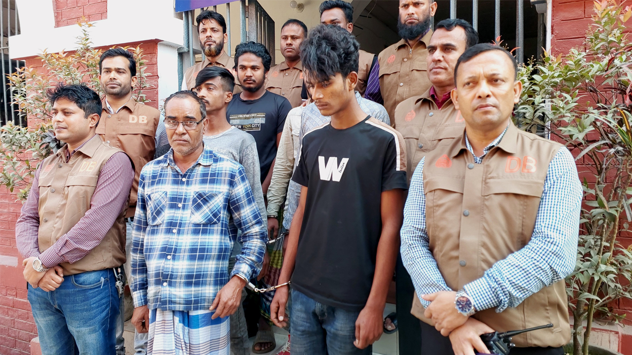 চালককে কুপিয়ে ট্রাকভর্তি রড লুট, ৭ ডাকাত গ্রেপ্তার