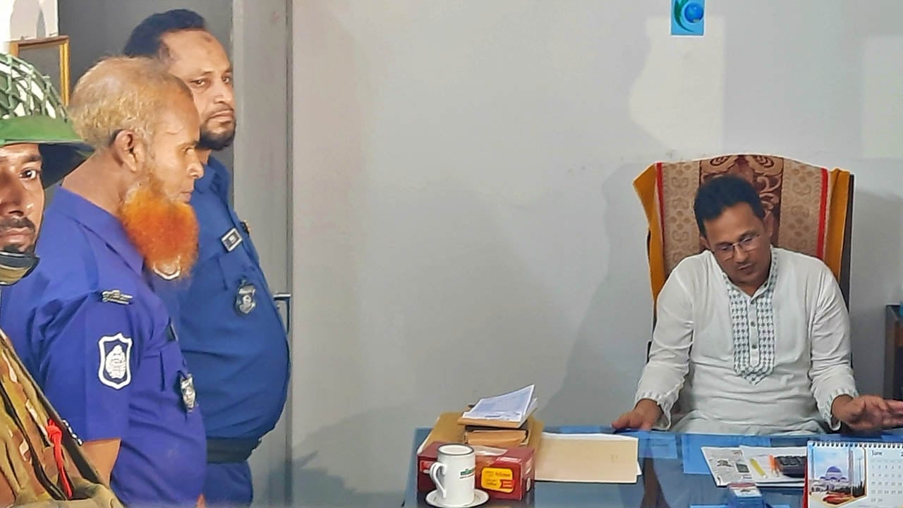 আ. লীগ সন্ত্রাসীদের নিয়ে হামলার পরিকল্পনা, অধ্যক্ষ গ্রেপ্তার