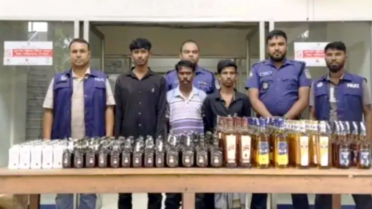 নালিতাবাড়ীতে পিকআপ ভর্তি ভারতীয় মদসহ আটক ৩