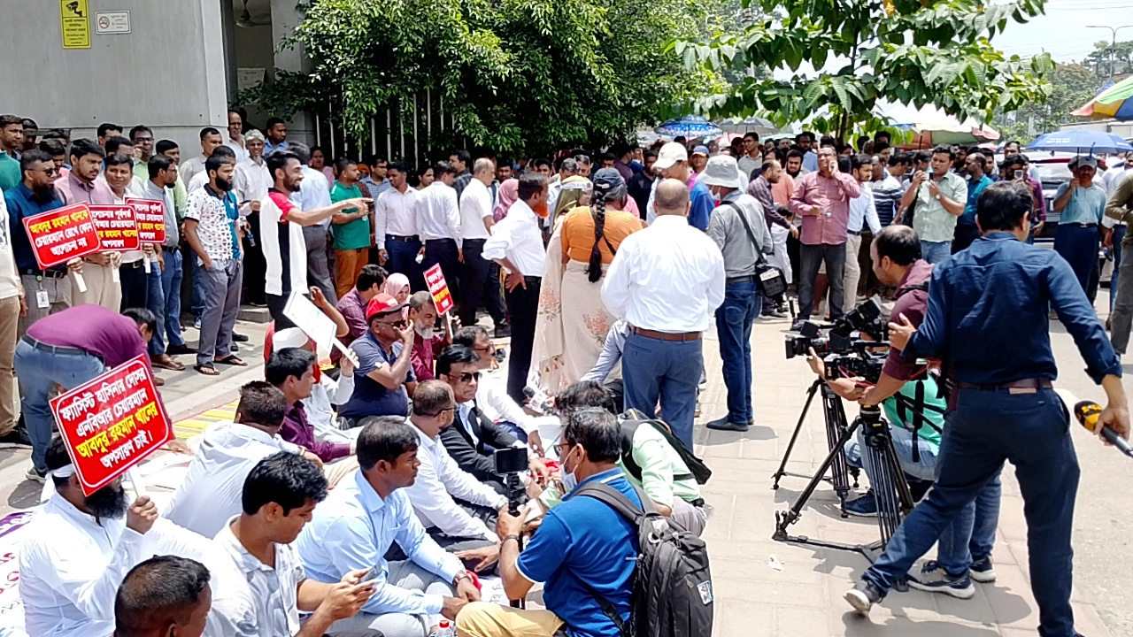 অর্থ উপদেষ্টার আমন্ত্রণের অপেক্ষায় এনবিআরের আন্দোলনকারীরা