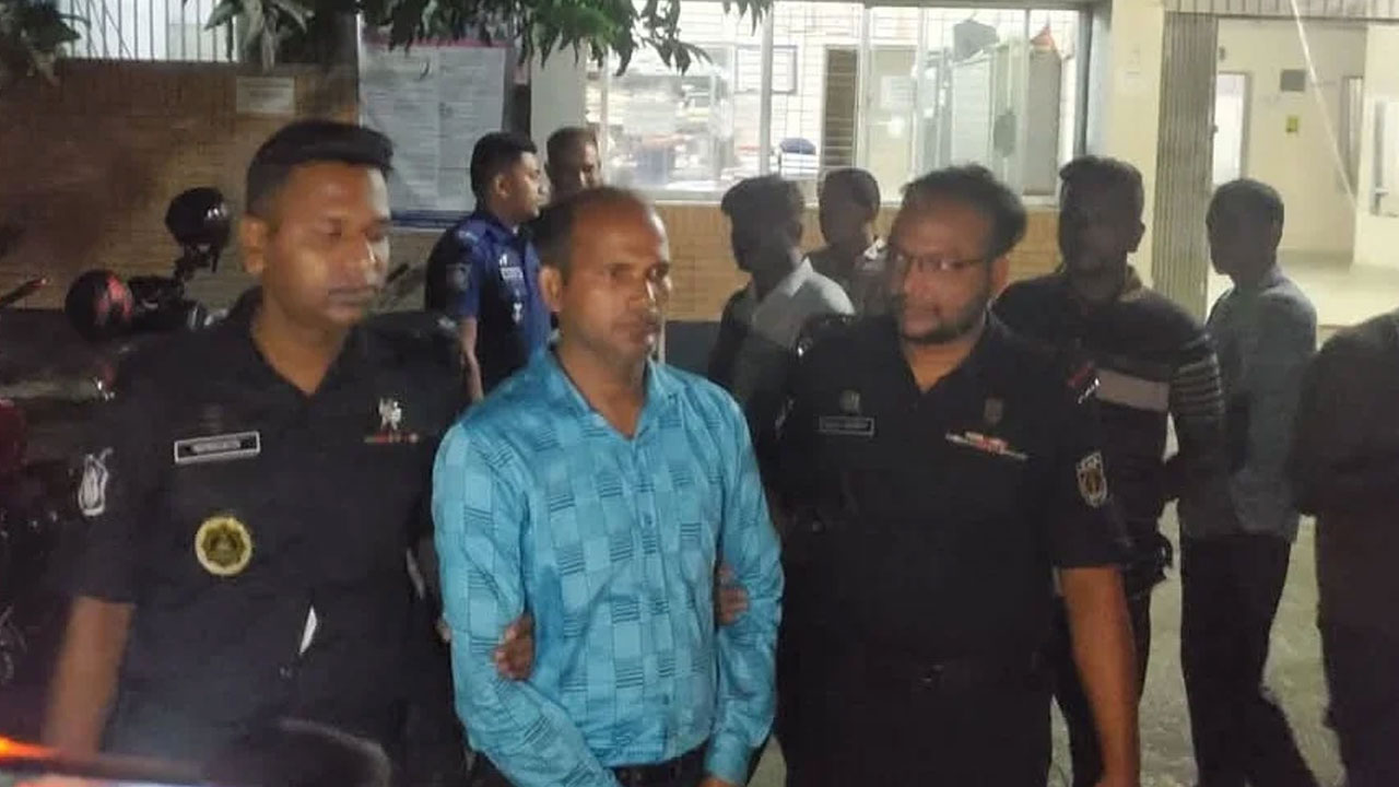 চাঁদাবাজির সময় হাতেনাতে ধরা এনসিপি নেতা