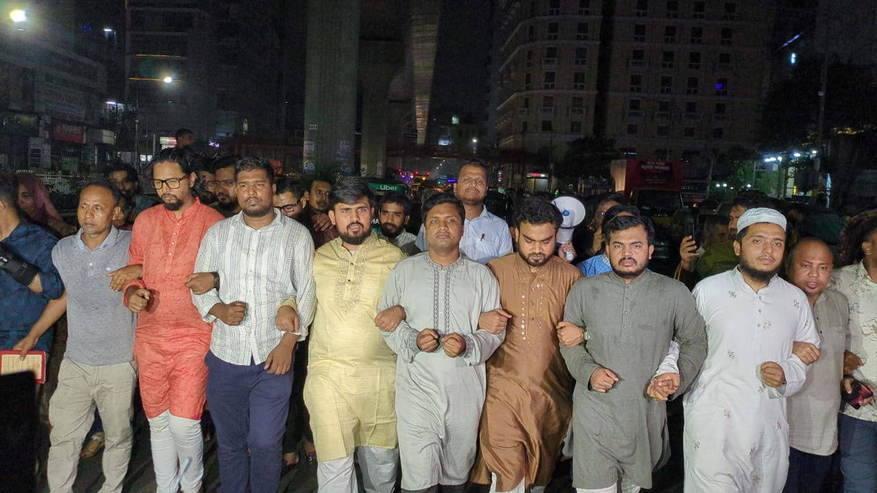 জুলাই পদযাত্রার গাড়িতে ককটেল নিক্ষেপ, এনসিপির বিক্ষোভ