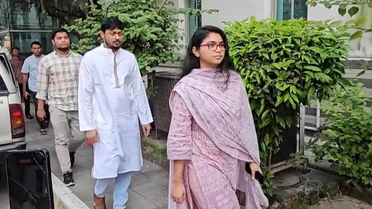 খালেদা জিয়াকে দেখতে হাসপাতালে হাসনাত-জারা-নাসীর