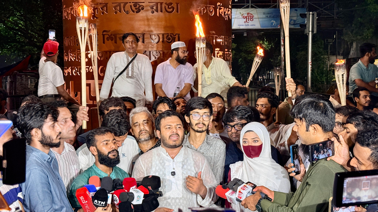 সাভারে বোমা হামলার প্রতিবাদে রাজধানীতে এনসিপির মশাল মিছিল