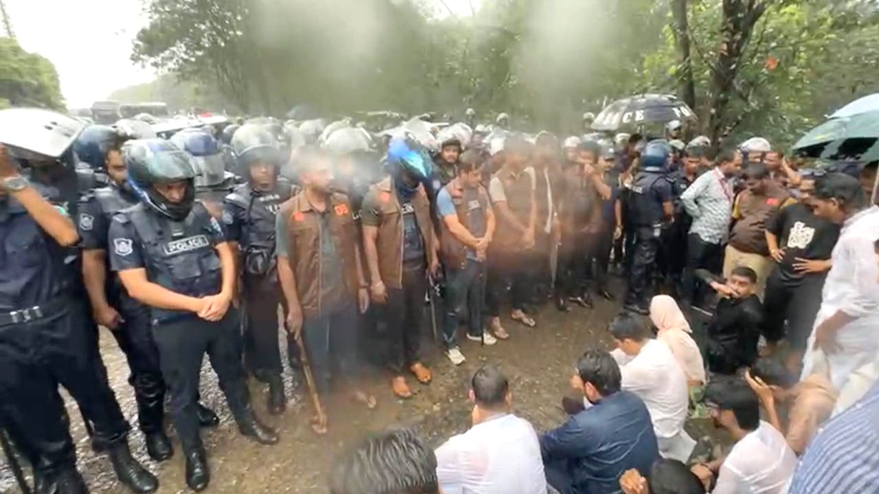 চতুর্থ ব্যারিকেড অতিক্রম করে বাহুবলে এনসিপি নেতারা