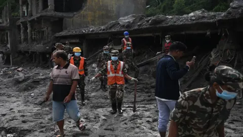 নেপালে মৃতের সংখ্যা বেড়ে ১৩৭৫, নিখোঁজ সাড়ে ৫ হাজার