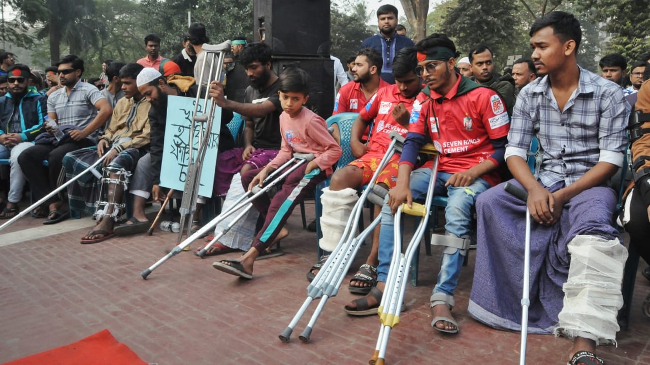 শহীদ মিনারে গণঅধিকার পরিষদের ফারুকের উপর হামলা