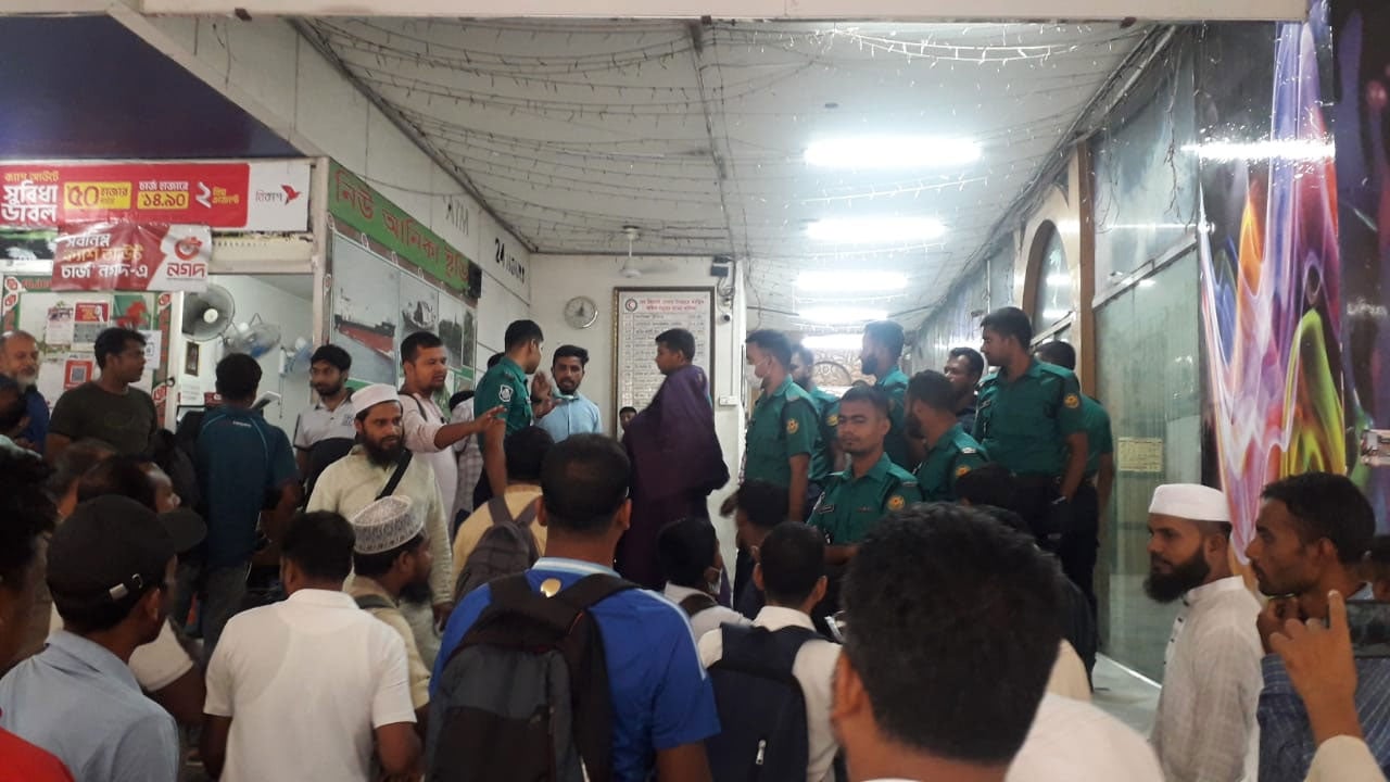 ১৭তম শিক্ষক নিবন্ধনধারীদের এনটিআরসিএ কার্যালয় ঘেরাও