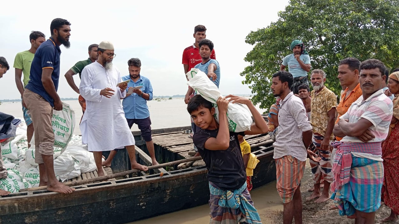 চাঁপাইনবাবগঞ্জে বন্যাদুর্গত মানুষের মাঝে নাবিল গ্রুপের খাদ্য সহায়তা