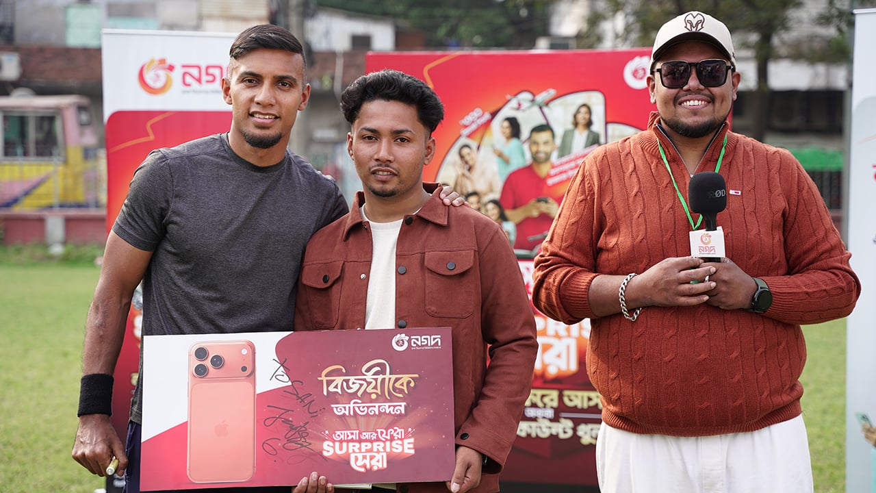 জামাল ভূঁইয়ার কাছ থেকে আইফোন উপহার নিলেন বরিশালের সানি বেপারী