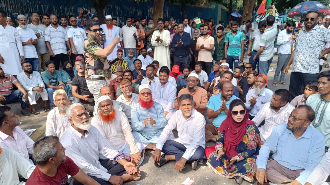 সড়ক আটকে নগর ভবনের সামনে ইশরাক সমর্থকদের বিক্ষোভ