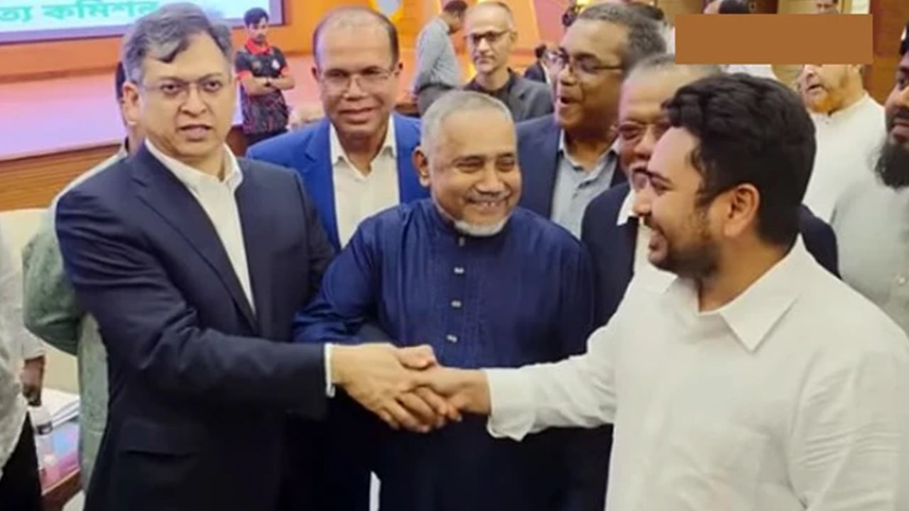 হাতে হাত রেখে কী বার্তা দিলেন সালাহউদ্দিন-তাহের-নাহিদ?