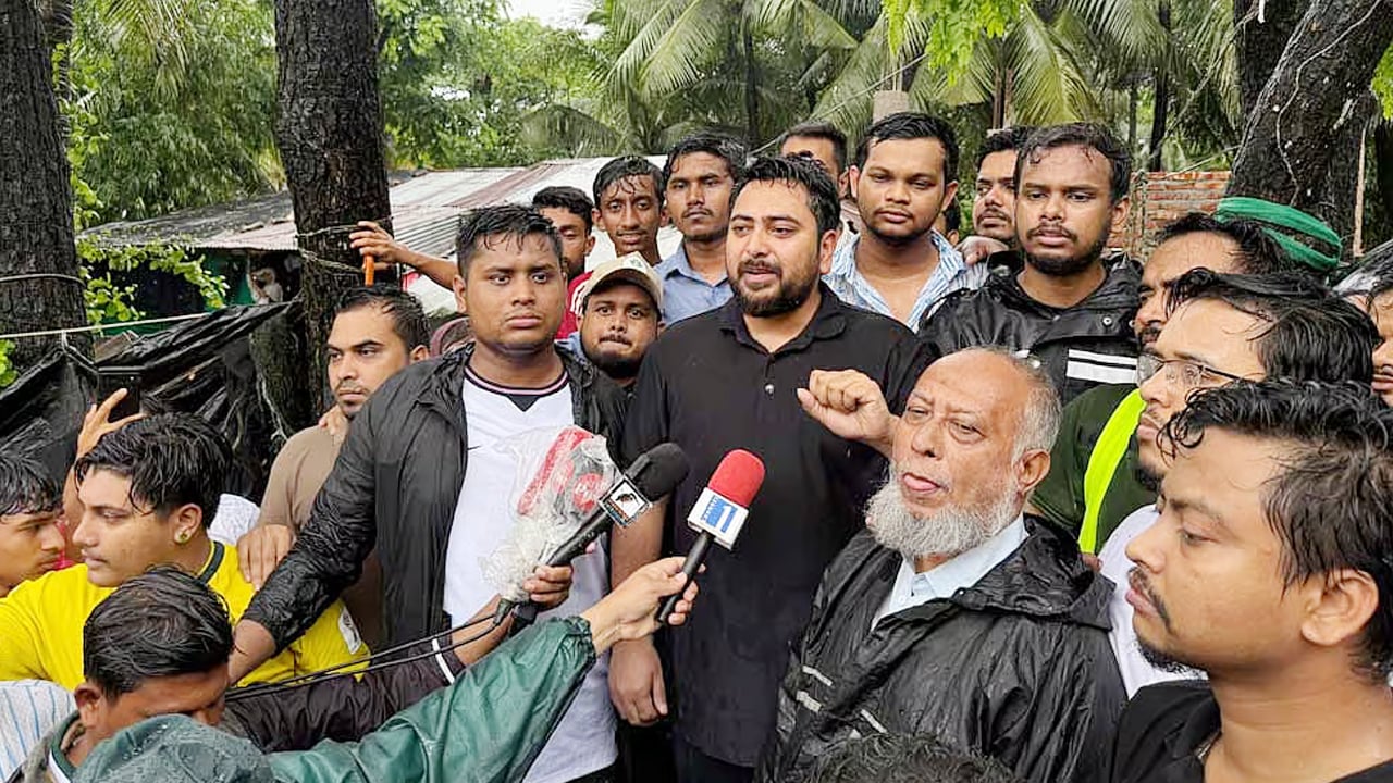 সরকারের কেউ আসেনি, সরকার পারছে না: নাহিদ ইসলাম