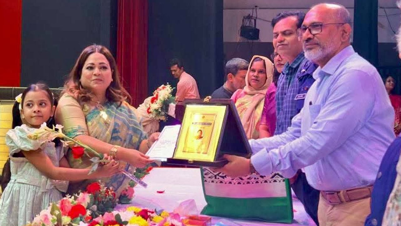 ‘অদম্য নারী পুরস্কার-২০২৫’ পেলেন উজিরপুরের নাহিদা রুমানা মিতু