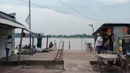 ৫০ বছরের পুরনো নলছিটি ট্রলার ঘাটে নেই যাত্রী ছাউনি, চরম দুর্ভোগে যাত্রীরা