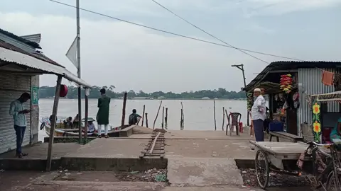 ৫০ বছরের পুরনো নলছিটি ট্রলার ঘাটে নেই যাত্রী ছাউনি, চরম দুর্ভোগে যাত্রীরা