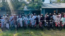 কটিয়াদীতে ৪০ দিন মসজিদে নামাজ পড়ে বাইসাইকেল পেল ১৪ শিশু