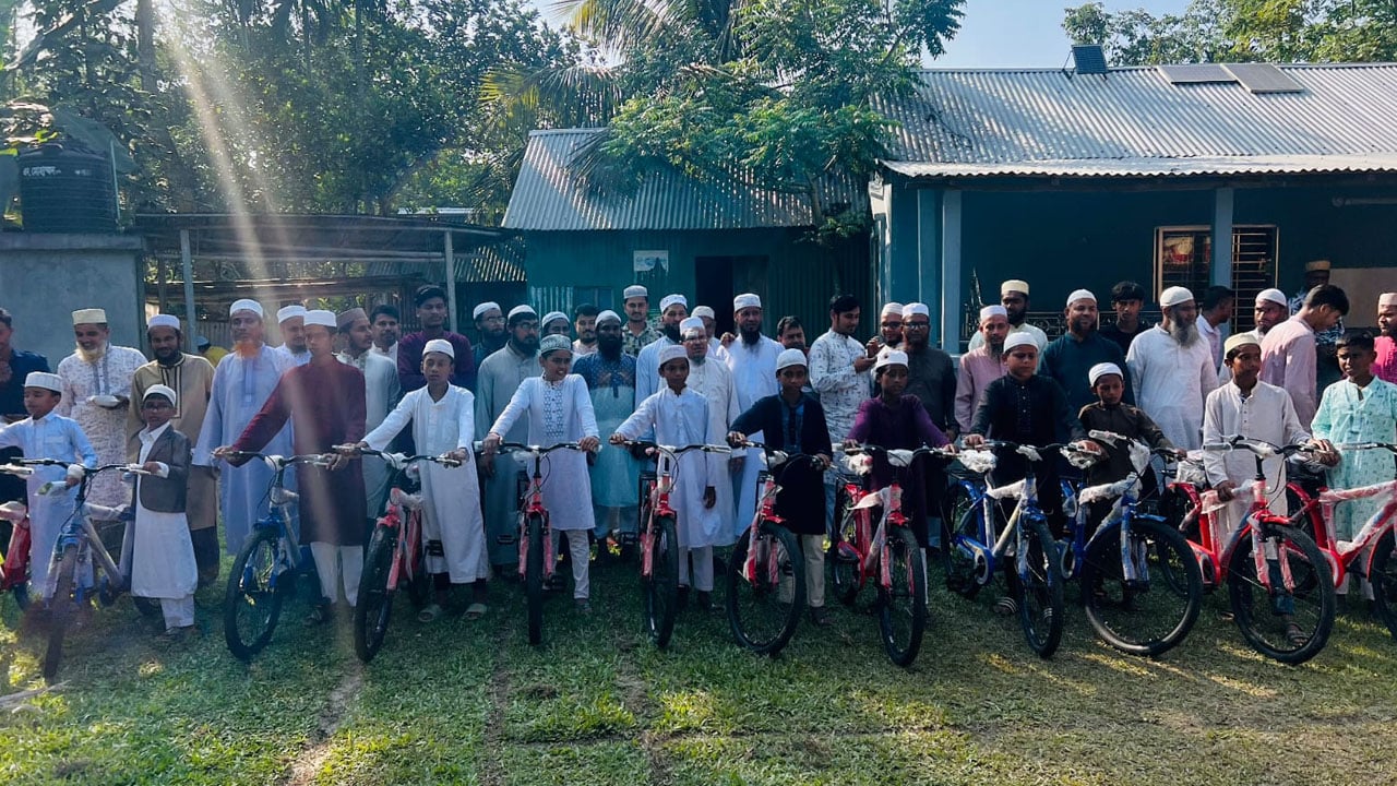 কটিয়াদীতে ৪০ দিন মসজিদে নামাজ পড়ে বাইসাইকেল পেল ১৪ শিশু