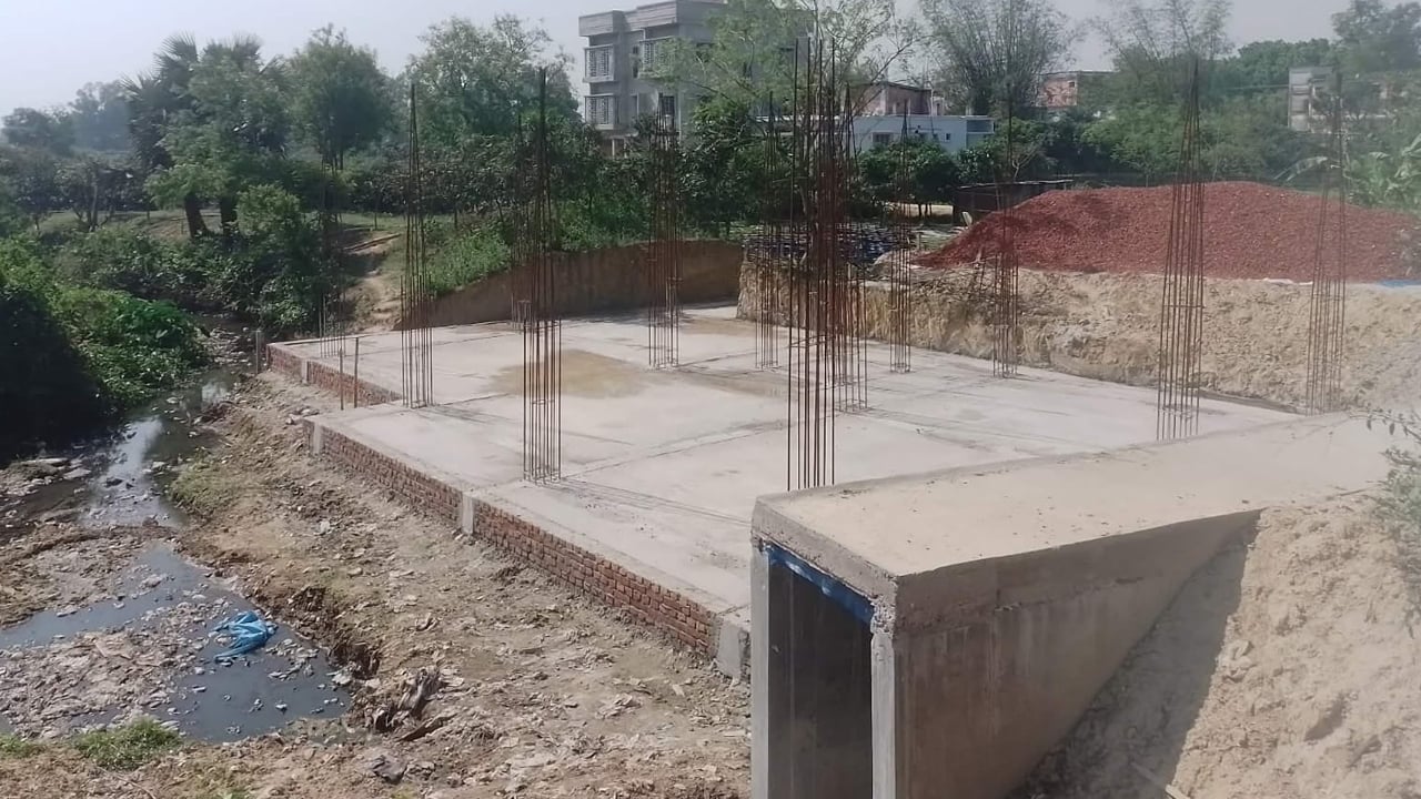 সাপাহারে সরকারি খাল দখল করে অবৈধ স্থাপনা নির্মাণ