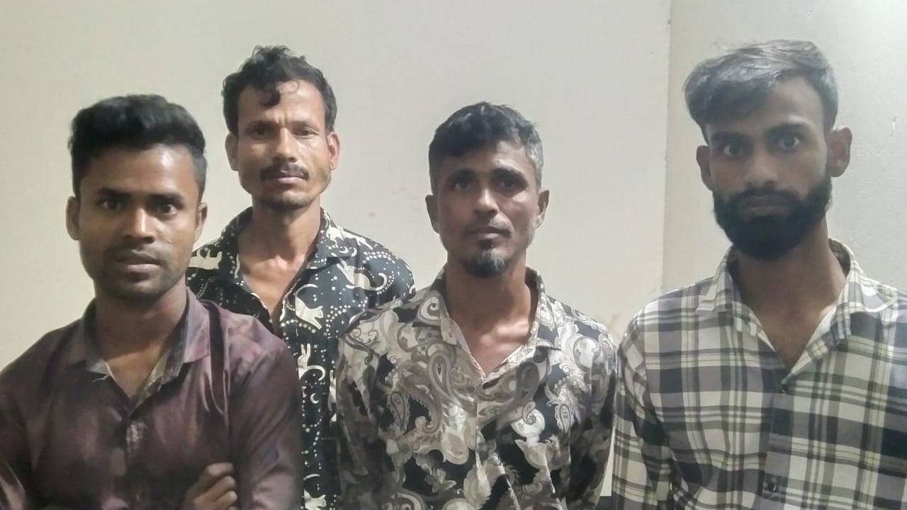 আড়াইহাজা‌রে পৃথক অভিযানে ৪ মাদক কারবারি গ্রেপ্তার