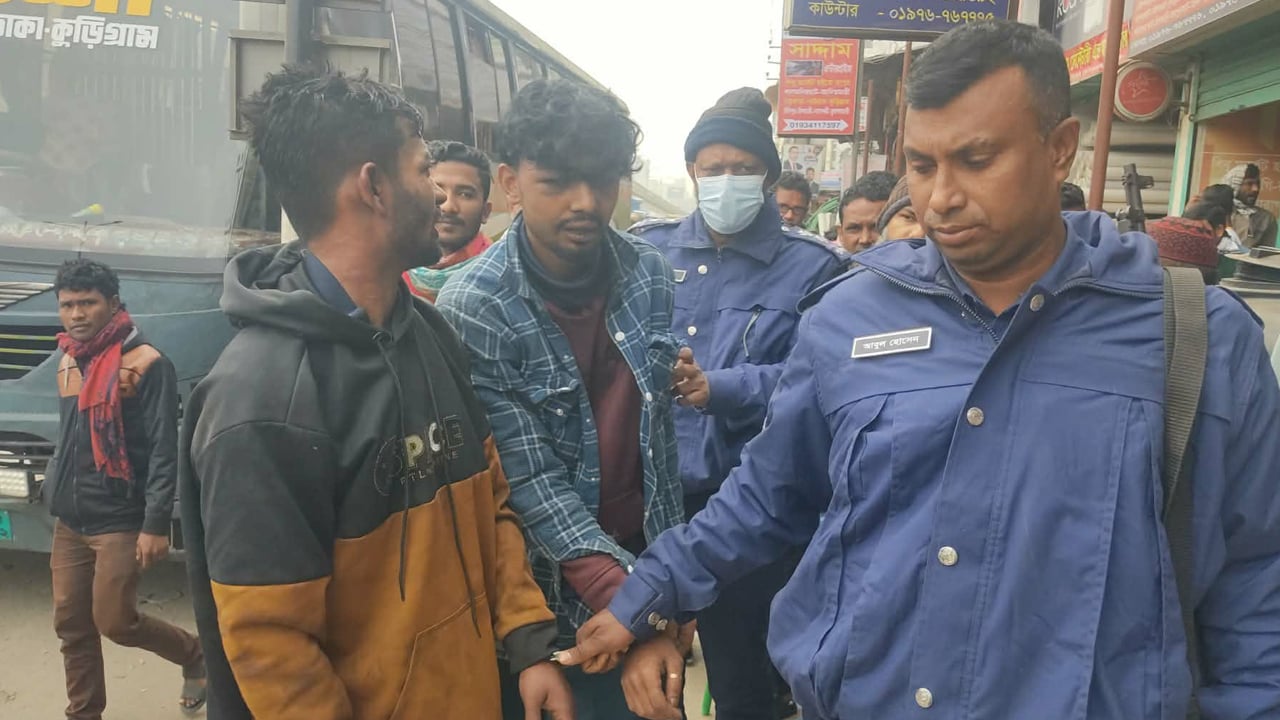 অস্ত্রসহ দুই ছিনতাইকারীকে আটক করে পুলিশে দিলেন বাসচালক