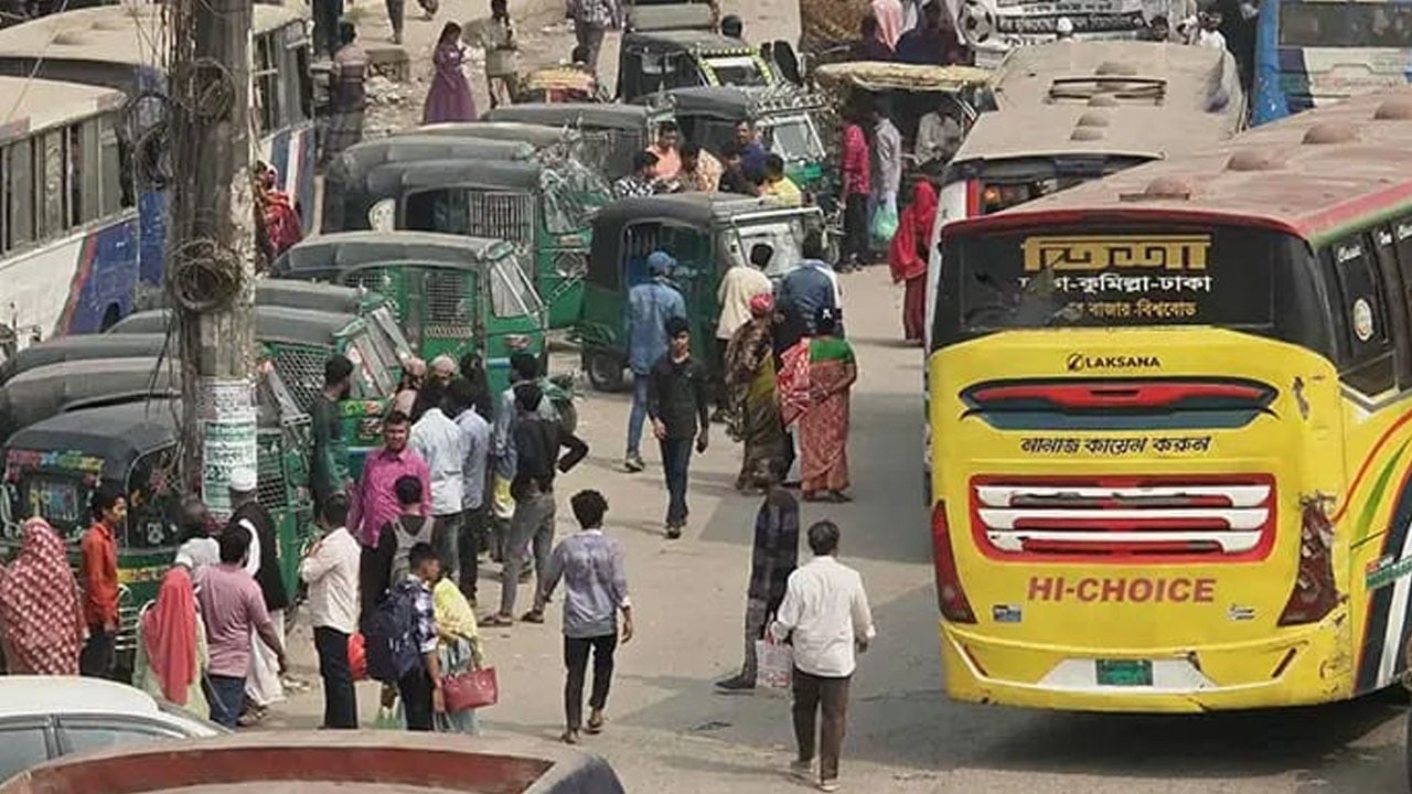 ঢাকা ছাড়ার পথে মহাসড়কে বাস সংকটে ভোগান্তি